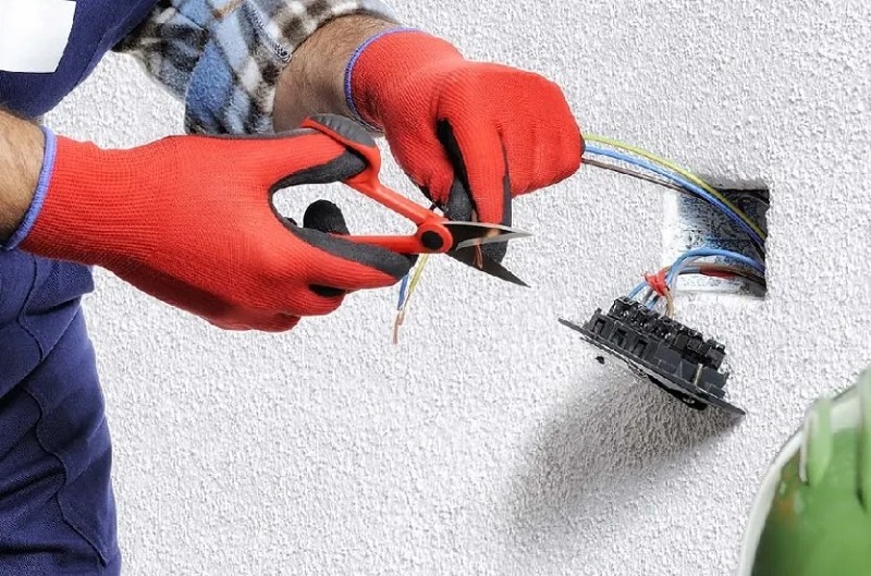 why-do-electricians-wear-rubber-gloves
